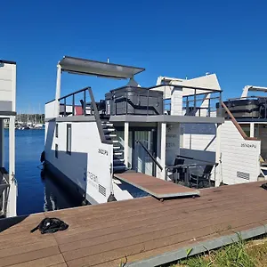 Floating House Sena Botel